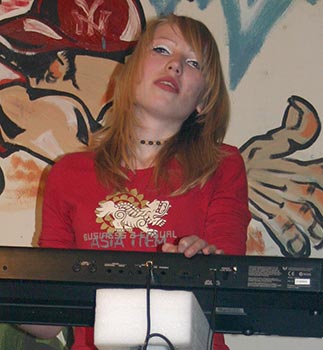 И очаровательная клавишница Артерии, единственная девушка-рокер!