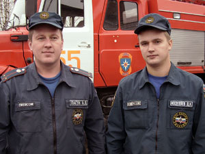 Алексей Лагун и Дмитрий Козуляев спасли тонувших в машине людей. Фото пресс-службы ГУ МЧС РФ по НО.
